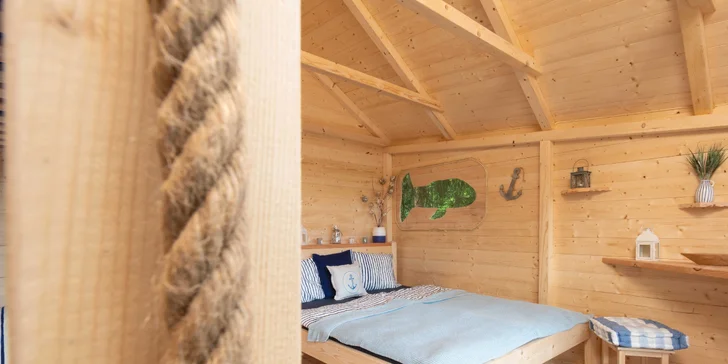 Bydlení v treehousu u lesa nebo rybníku na severu Čech a piknikový koš se snídaní