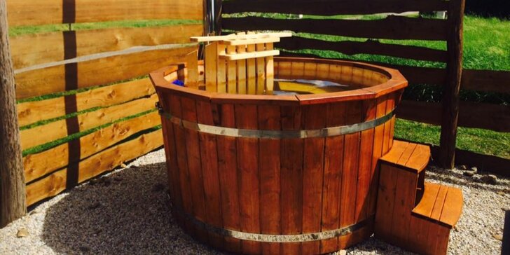 Wellness relax na Třeboňsku: roubenka se saunou, vířivkou i koupacím sudem