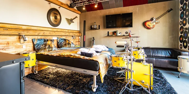 Wellness Rock Live apartmán s vířivkou, koupacím sudem a pravým rockerským vybavením