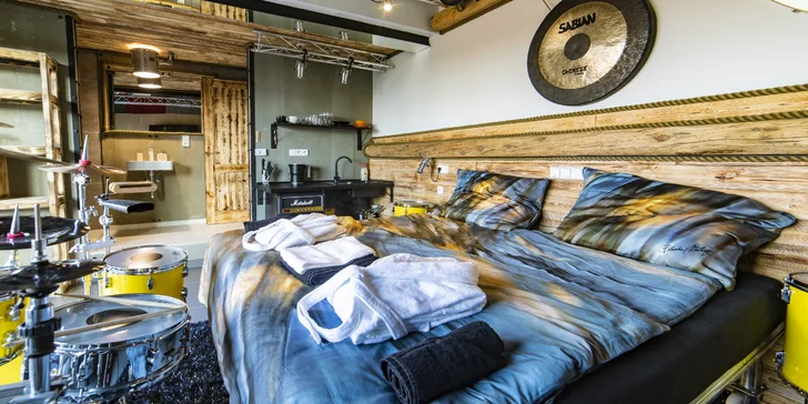 Wellness Rock Live apartmán s vířivkou, koupacím sudem a pravým rockerským vybavením