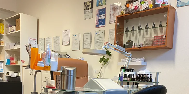 Dárkový poukaz do zkrášlovacího salonu: manikúra, spa pedikúra, depilace, lakování i masáž chodidel