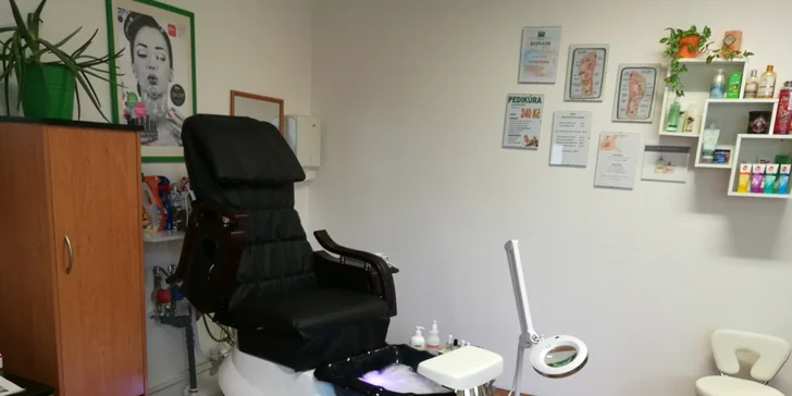 Dárkový poukaz do zkrášlovacího salonu: manikúra, spa pedikúra, depilace, lakování i masáž chodidel