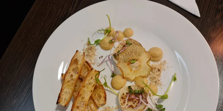 Tříchodové menu pro dva: kozí sýr, kachní prso s rizotem a zmrzlina