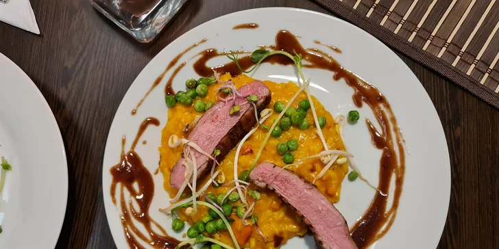 Tříchodové menu pro dva: kozí sýr, kachní prso s rizotem a zmrzlina