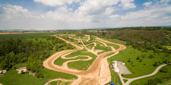 Jízda v dakarské buggy Can-Am Maverick na terénní trati: spolujezdec či řidič