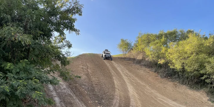 Jízda v dakarské buggy Can-Am Maverick na terénní trati: spolujezdec či řidič