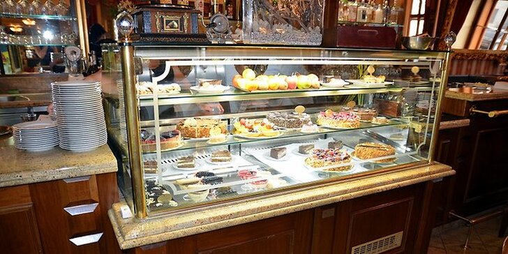 Dva náramné dorty s kávou nebo čajem v romantickém Café Mozart