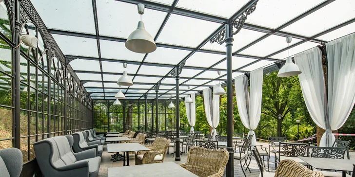 Romantický hotel ve Varech u lesa: snídaně i večeře, thajská masáž, výlety