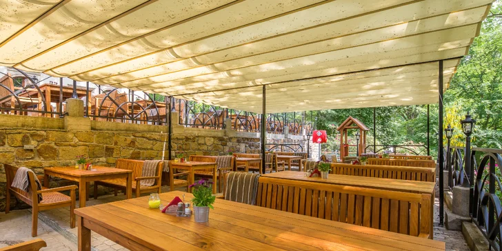 Romantický hotel ve Varech u lesa: snídaně i večeře, thajská masáž, výlety