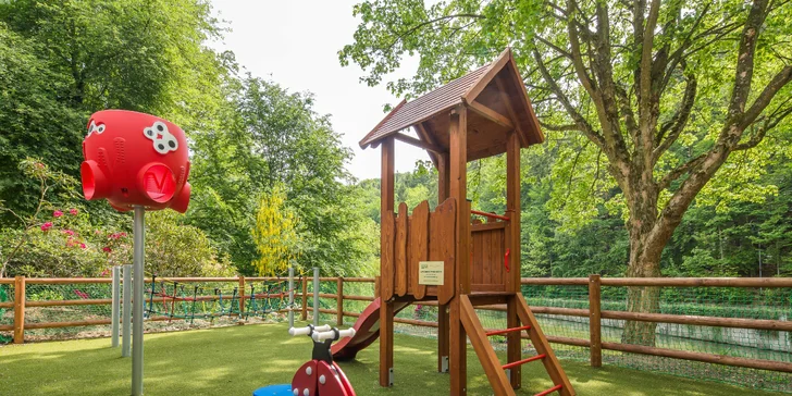 Romantický hotel ve Varech u lesa: snídaně i večeře, thajská masáž, výlety