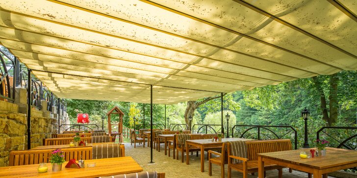 Romantický hotel ve Varech u lesa: snídaně i večeře, thajská masáž, výlety