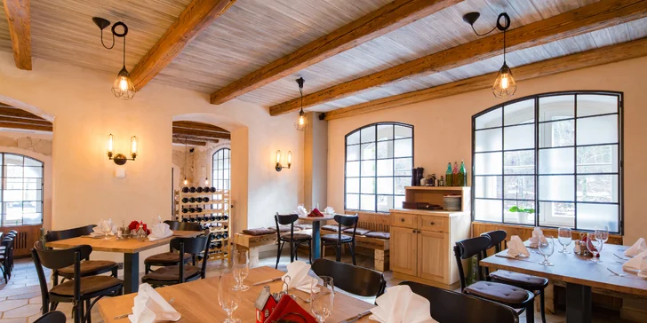 Romantický hotel ve Varech u lesa: snídaně i večeře, thajská masáž, výlety