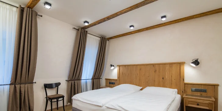 Romantický hotel ve Varech u lesa: snídaně i večeře, thajská masáž, výlety