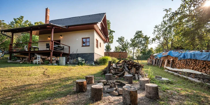 Pobyt v komfortní chatě vč. neomezeného využití wellness sudu s minerální vodou, terasou a grilem pro 2 až 8 osob