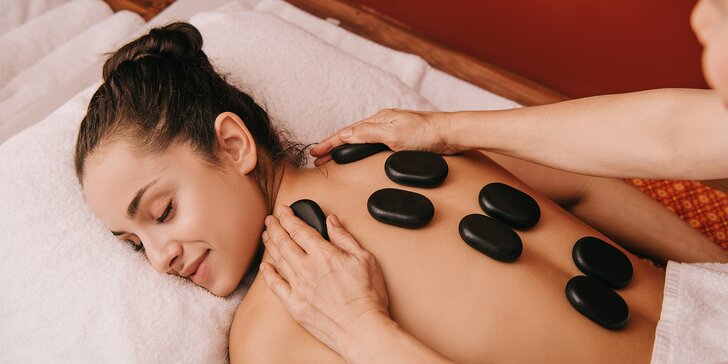 Báječně si odpočiňte: relaxační masáž lávovými kameny na 60 nebo 90 minut