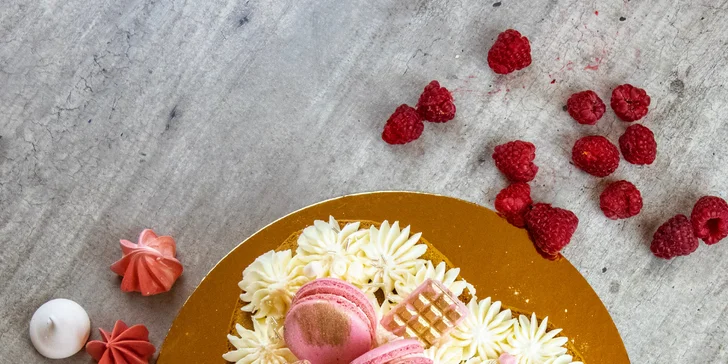 Sladké potěšení na odnos s sebou: medový dort s mascarpone či 12 cupcaků s náplní dle výběru