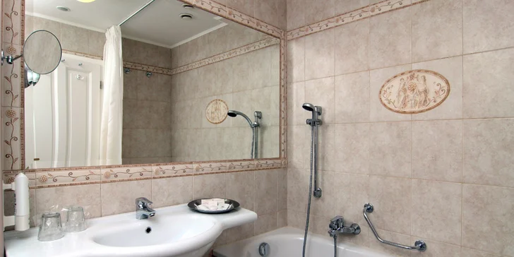 Pobyt v Karlových Varech se snídaní či polopenzí, neomezeným wellness i masáží