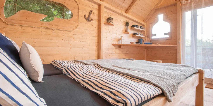 Bydlení v treehousu u lesa nebo rybníku na severu Čech a piknikový koš se snídaní