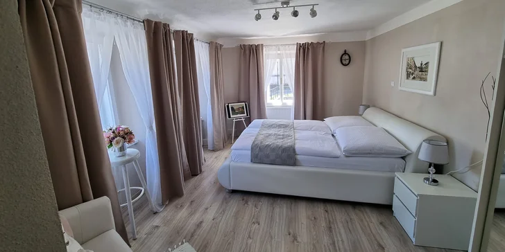 Dom poskytuje až 6 krásne vybavených apartmánov. 