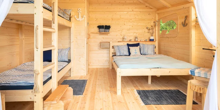 Bydlení v treehousu u lesa nebo rybníku na severu Čech a piknikový koš se snídaní