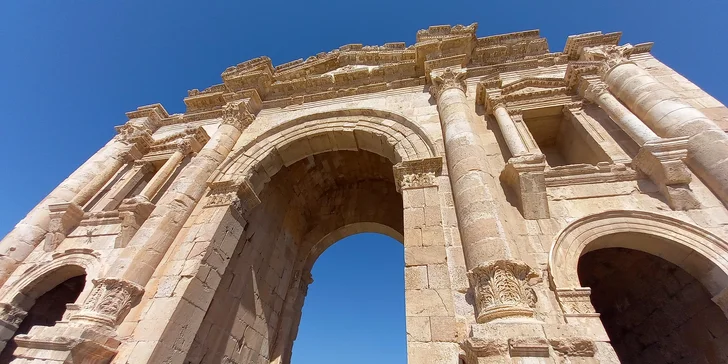 Poznávací zájezd do Jordánska na 7 nocí: bájné město Petra, Artemisin chrám i červená poušť Wadi Rum