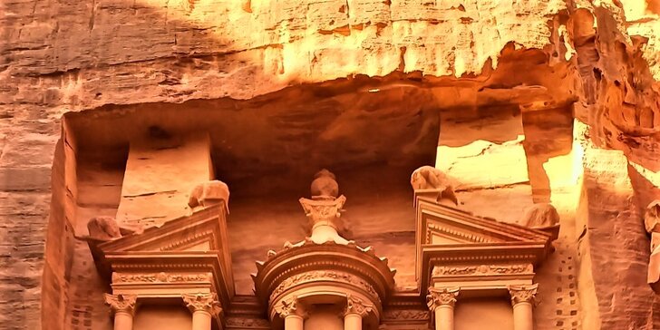 Poznávací zájezd do Jordánska na 7 nocí: bájné město Petra, Artemisin chrám i červená poušť Wadi Rum