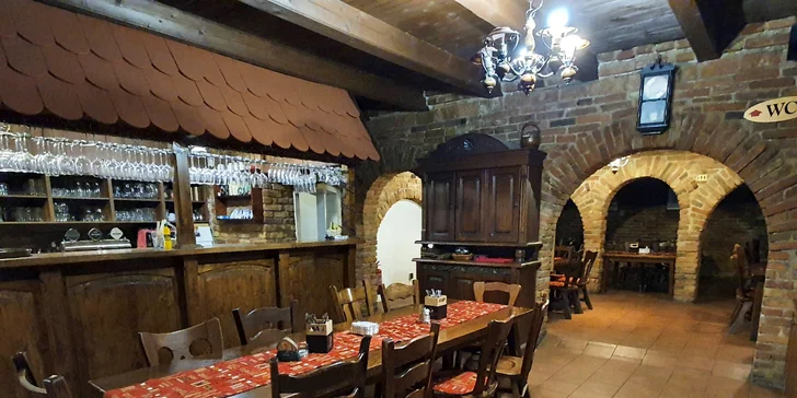 Sýrové prkénko a třeba i lahev vína z vlastního vinařství pro 2 osoby