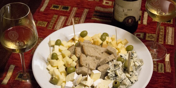 Sýrové prkénko a třeba i lahev vína z vlastního vinařství pro 2 osoby