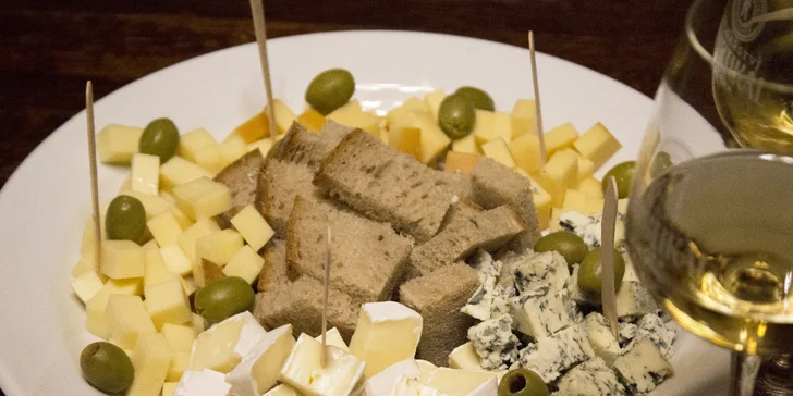 Sýrové prkénko a třeba i lahev vína z vlastního vinařství pro 2 osoby