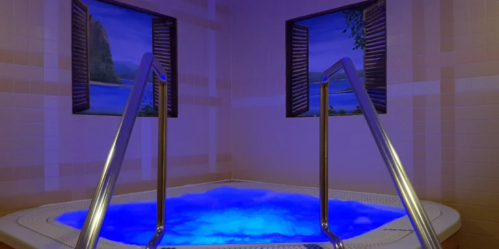 90 minut privátního wellness uvolnění pro dva: vířivka, pára, infrasauna a k tomu sedmička šumivého vína
