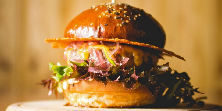 2x burgerové menu: exkluzivní hovězí z místního řeznictví, kuřecí maso nebo vege verze