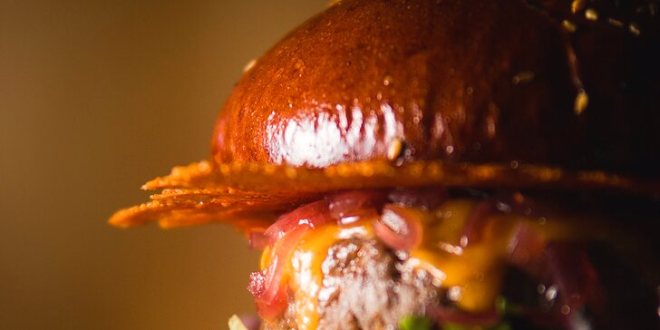 2x burgerové menu: exkluzivní hovězí z místního řeznictví, kuřecí maso nebo vege verze