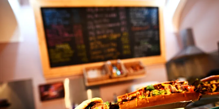 Dobroty do ruky na Smíchově: hot dog a hranolky či cheesesteak pro 1 i 2 osoby