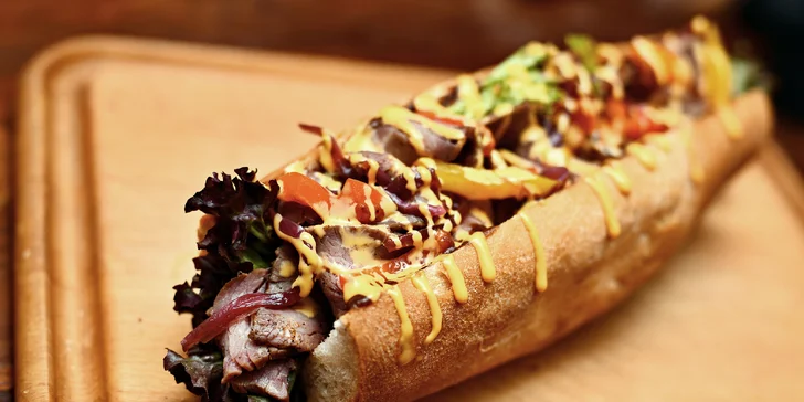 Dobroty do ruky na Smíchově: hot dog a hranolky či cheesesteak pro 1 i 2 osoby