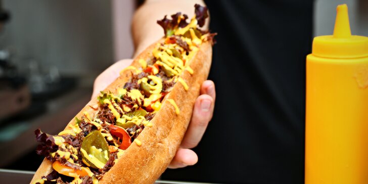 Dobroty do ruky na Smíchově: hot dog a hranolky či cheesesteak pro 1 i 2 osoby