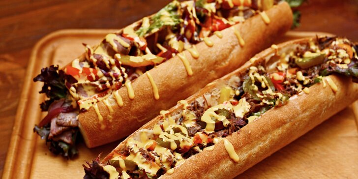Dobroty do ruky na Smíchově: hot dog a hranolky či cheesesteak pro 1 i 2 osoby