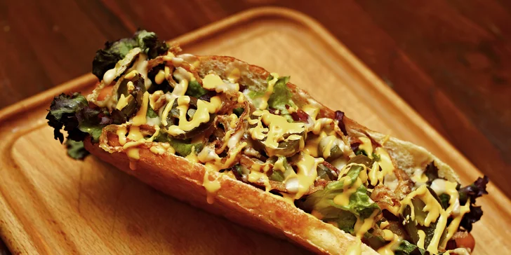 Dobroty do ruky na Smíchově: hot dog a hranolky či cheesesteak pro 1 i 2 osoby