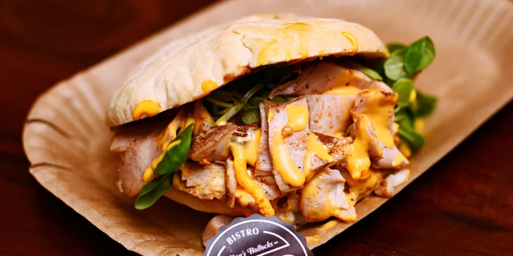Dobroty do ruky na Smíchově: hot dog a hranolky či cheesesteak pro 1 i 2 osoby