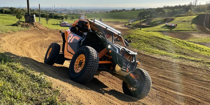 Jízda v dakarské buggy Can-Am Maverick na terénní trati: spolujezdec či řidič