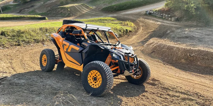 Jízda v dakarské buggy Can-Am Maverick na terénní trati: spolujezdec či řidič