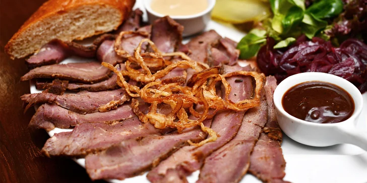 Uzené dobroty ze smokeru v Dog's Bollocks: maso podle výběru, domácí ice tea i kombo s přílohami
