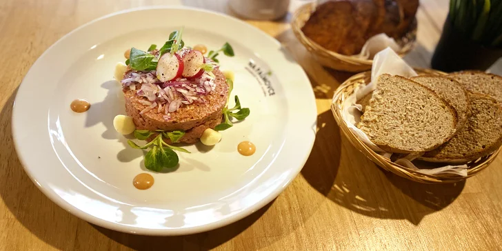 Moderní restaurace Na Palmovce: až 1500 Kč na českou klasiku, burgery i jídla pro vegany