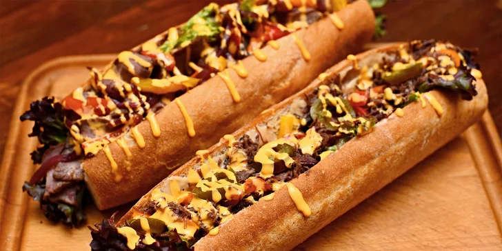 Dobroty do ruky na Smíchově: hot dog a hranolky či cheesesteak pro 1 i 2 osoby