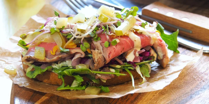 Tři vymazlené chody pro dva: roastbeef, kachní prso s pyré i zmrzlina