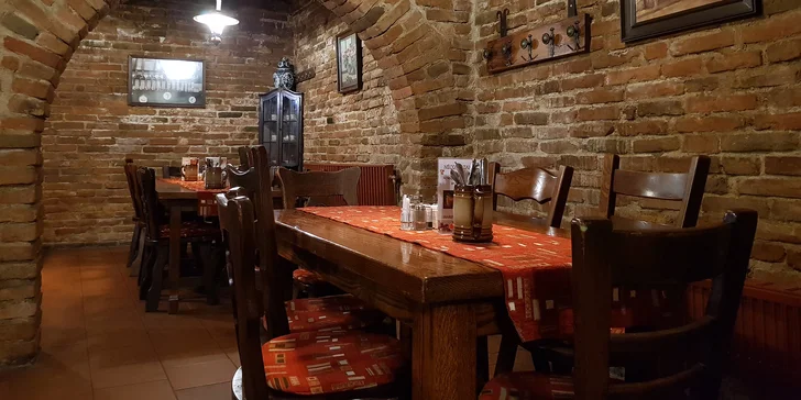 Sýrové prkénko a třeba i lahev vína z vlastního vinařství pro 2 osoby