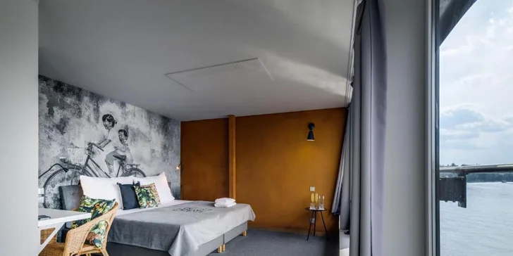 Pobyt v moderním hotelu na lodi v Karlíně: jídlo, bio prosecco i slevy