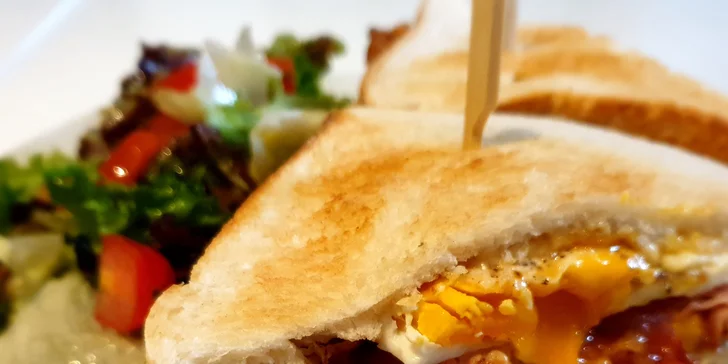 Bohatý Club sandwich se salátkem a nápojem pro 1 i 2 osoby na Žižkově