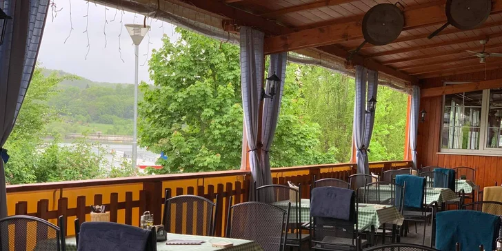 Nálož smažených i grilovaných masových dobrot a přílohy až pro 4 osoby