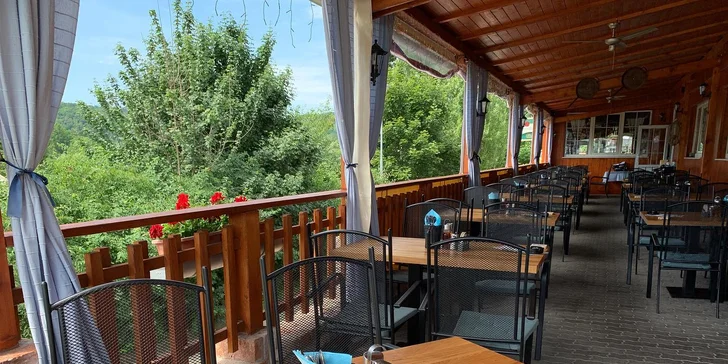 Nálož smažených i grilovaných masových dobrot a přílohy až pro 4 osoby