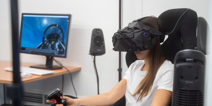 Virtuální realita pro jednoho i dva hráče: pohlcující útok zombie, letecký nebo závodní simulátor